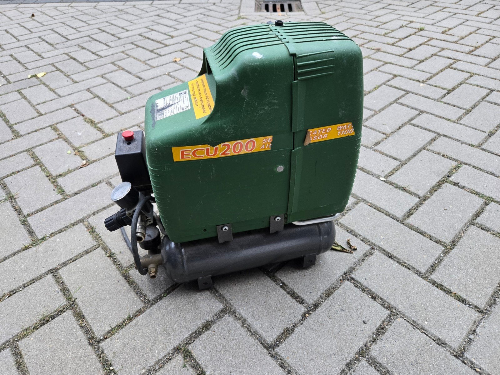 Compacte compressor ECU200SL met 1100W motor, Gebruikt, 6 tot 10 bar, Ophalen of Verzenden, Minder dan 200 liter/min