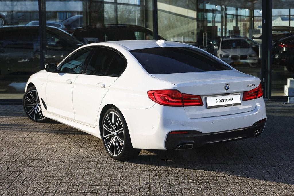 BMW 5 Serie 520i M Sport Automaat / Sportstoelen / Achteruit, Gebruikt, 4 cilinders, Origineel Nederlands, Bedrijf