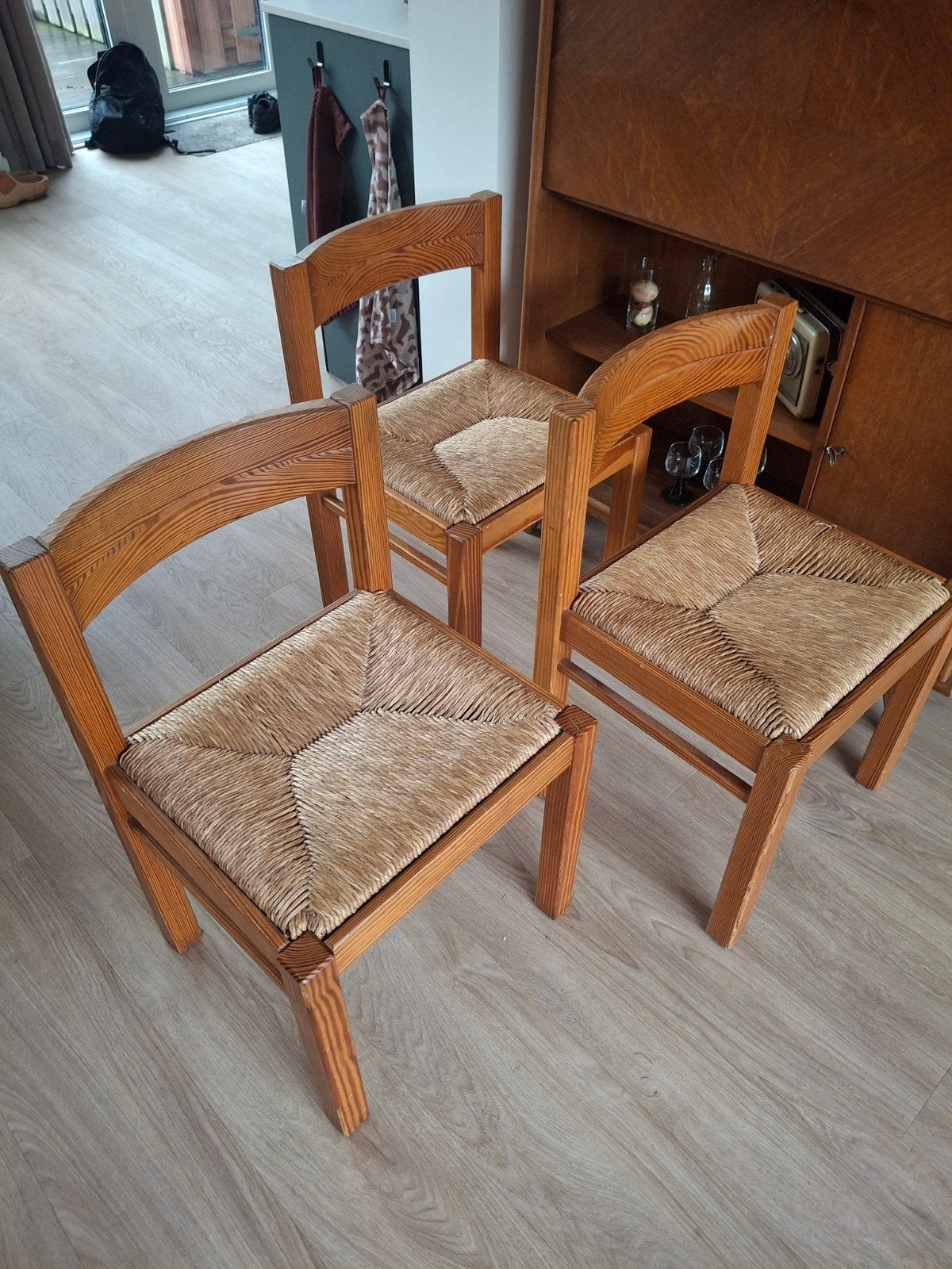 Gratis: Vier houten stoelen met rieten zitting, Ophalen, Gebruikt, Bruin, Drie
