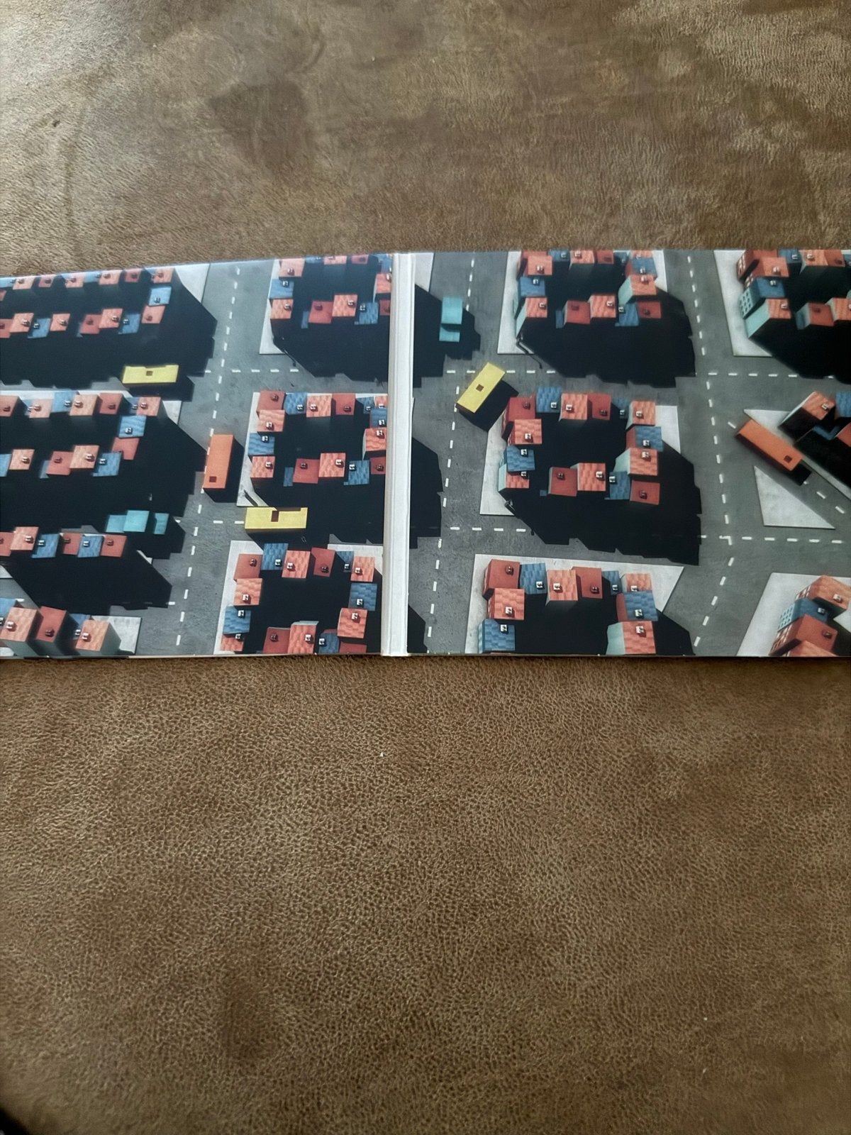 Het Lijkt Me Juist Wel Veilig Op Dat Dak - Tom America CD, Overige genres, Ophalen of Verzenden, Zo goed als nieuw, Inclusief boekje
