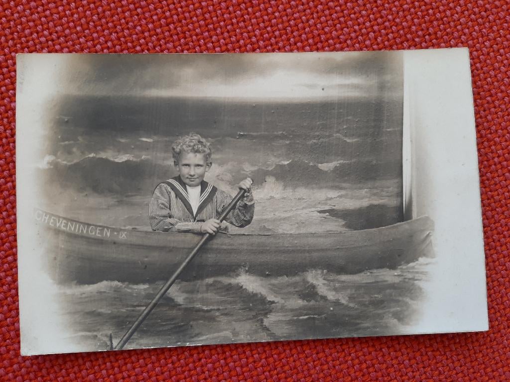 originele studio fotokaart Scheveningen Jongen in boot jr20?, Ophalen of Verzenden, 1920 tot 1940, Ongelopen, Zuid-Holland