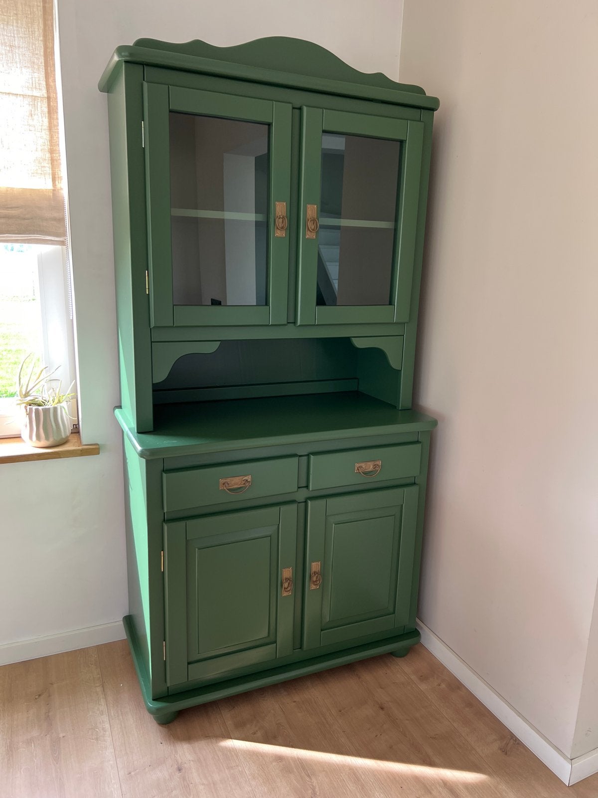 Mooie groene vitrinekast / servieskast met gouden details
