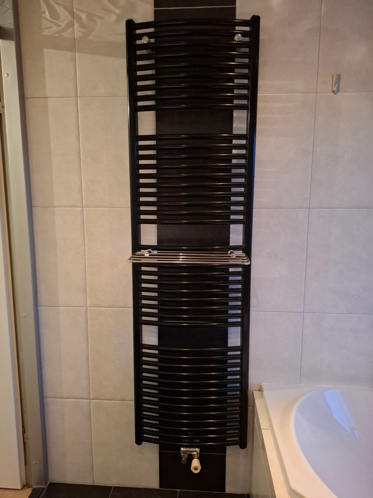 Zwarte designradiator van Vasco, Doe-het-zelf en Verbouw, Ophalen, 500 tot 800 watt, Radiator, Zo goed als nieuw