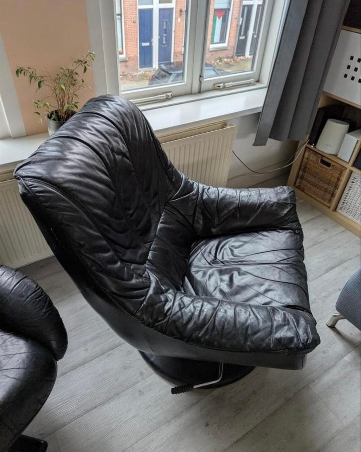 Heerlijke neigende vintage design fauteuil zwart leer, Ophalen, Zo goed als nieuw, 50 tot 75 cm, Leer