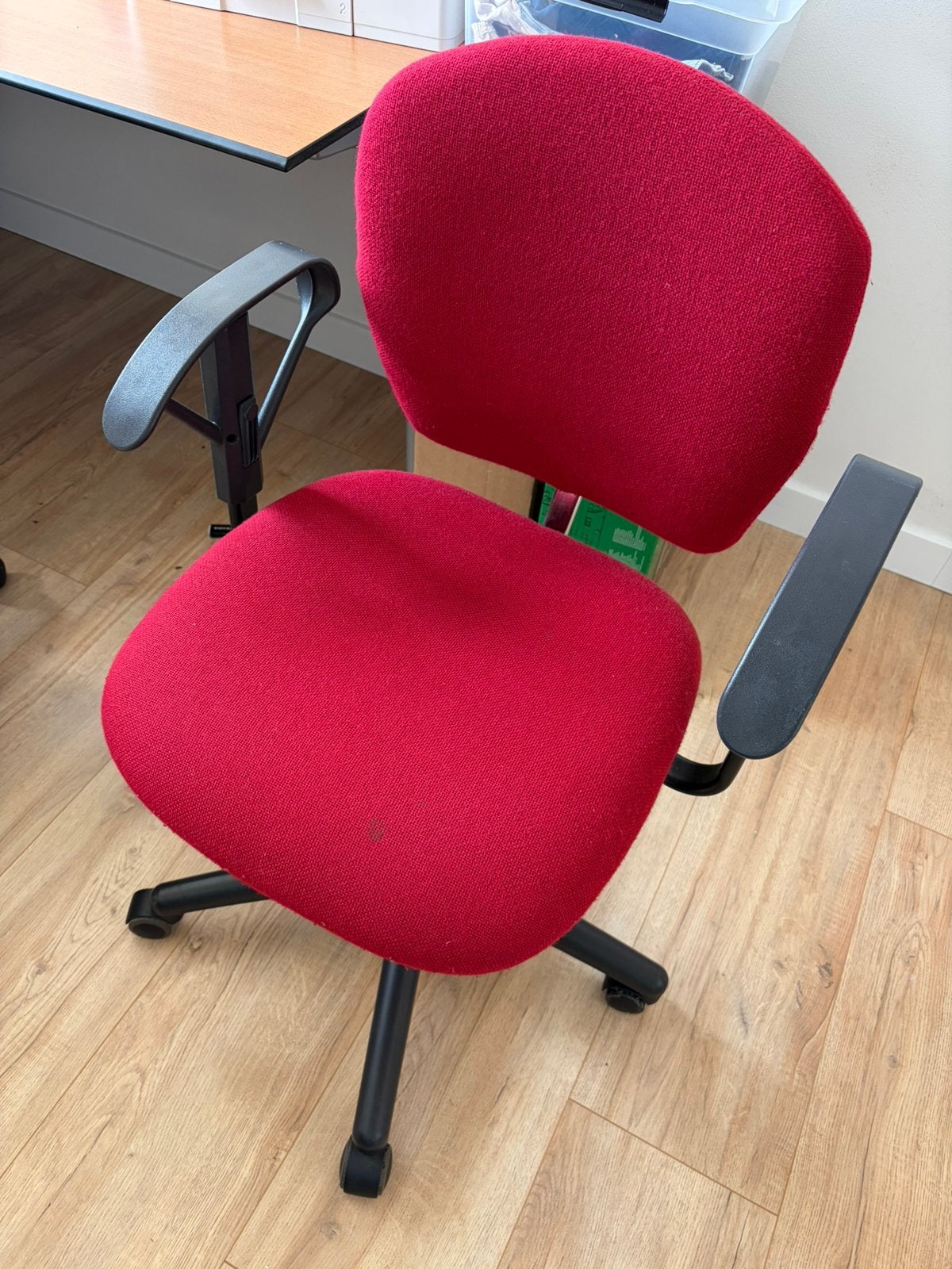 Gratis gebruikte bureau stoel, Huis en Inrichting, Ophalen, Gebruikt, Rood, Bureaustoel
