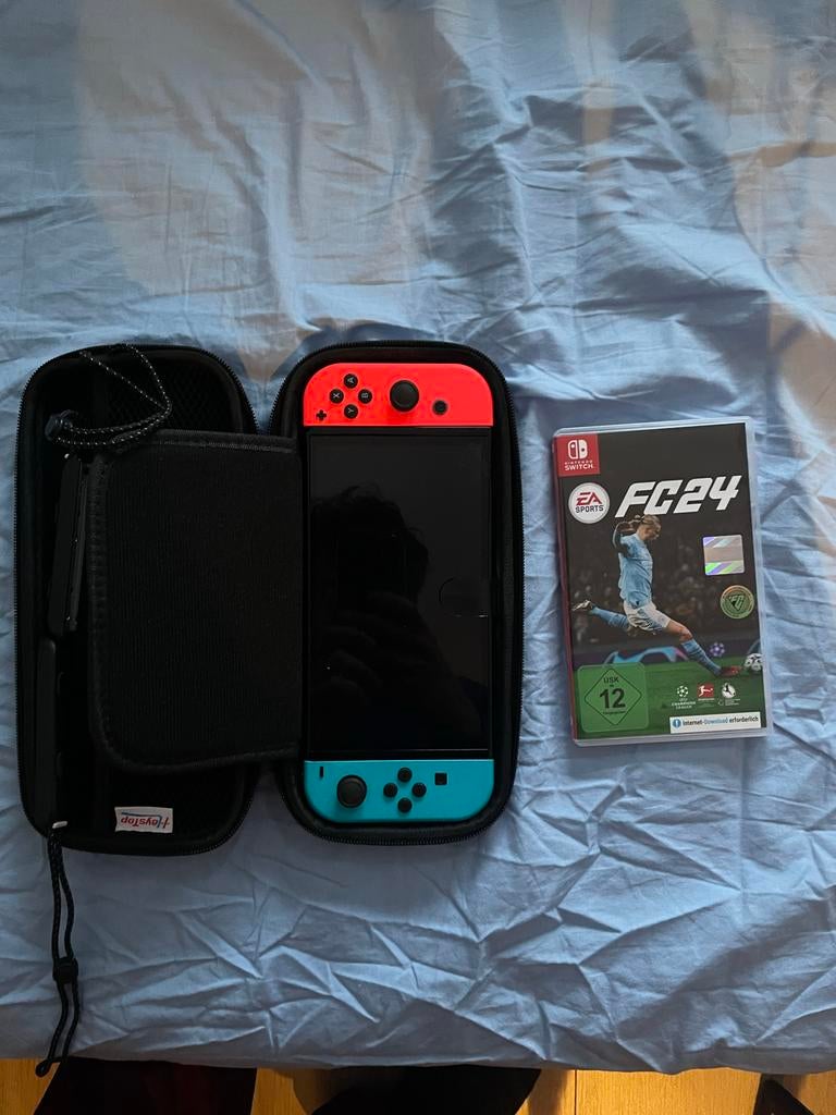Nintendo Switch OLED met FC24 en hoesje, Spelcomputers en Games, Games | Nintendo Switch, Eén computer, Ophalen of Verzenden, Zo goed als nieuw