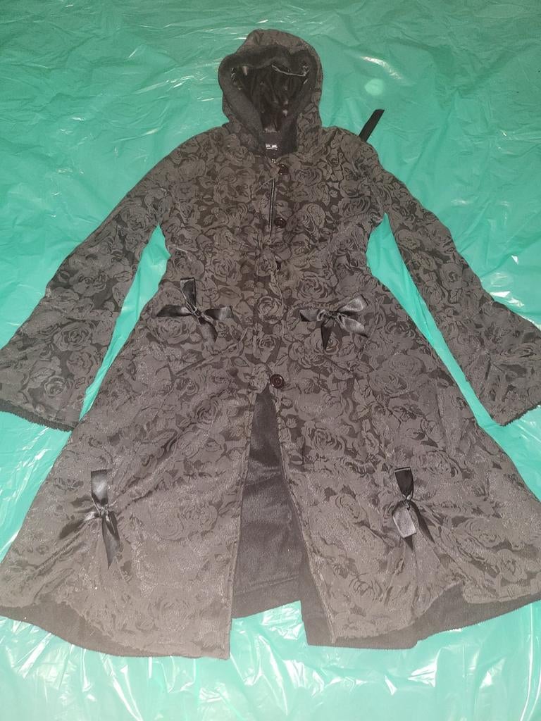 Gothic jas met rozenpatroon en strikjes, Kleding | Dames, Jassen | Winter, Maat 38/40 (M), Verzenden, Zwart, Onbekend