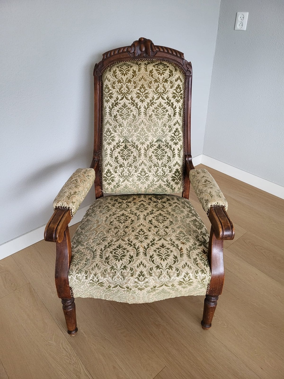Antieke fauteuil met sierlijk houtsnijwerk en patroonstof, Ophalen