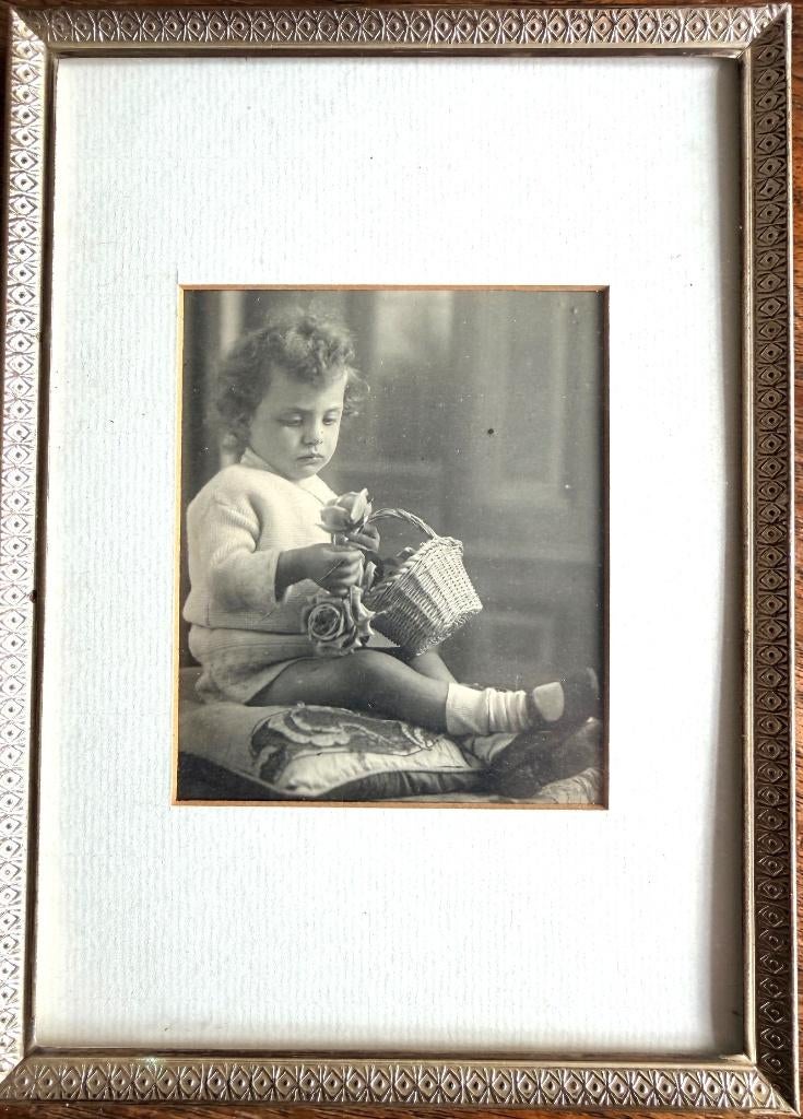 Oud fotolijstje met bewerkte lijst (1005), Antiek en Kunst, Antiek | Woonaccessoires, Ophalen of Verzenden