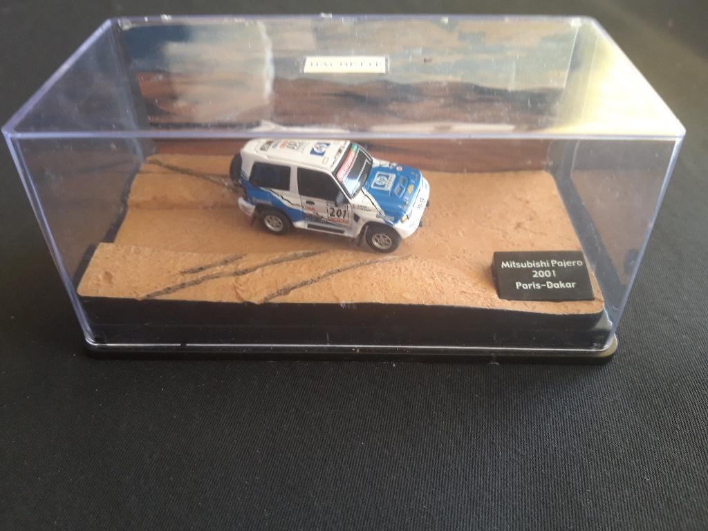 Mitsubishi Pajero Paris-Dakar 1981 diorama, Ophalen of Verzenden, Zo goed als nieuw, Auto