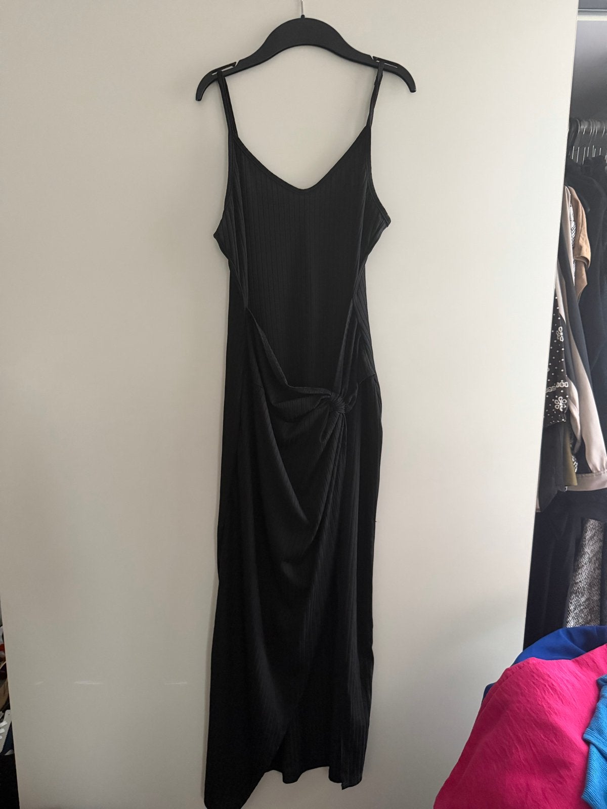 Zwarte geribbelde maxi-jurk met knoopdetail in maat l, Kleding | Dames, Jurken, Zwart, Maat 42/44 (L), Ophalen of Verzenden, Zo goed als nieuw