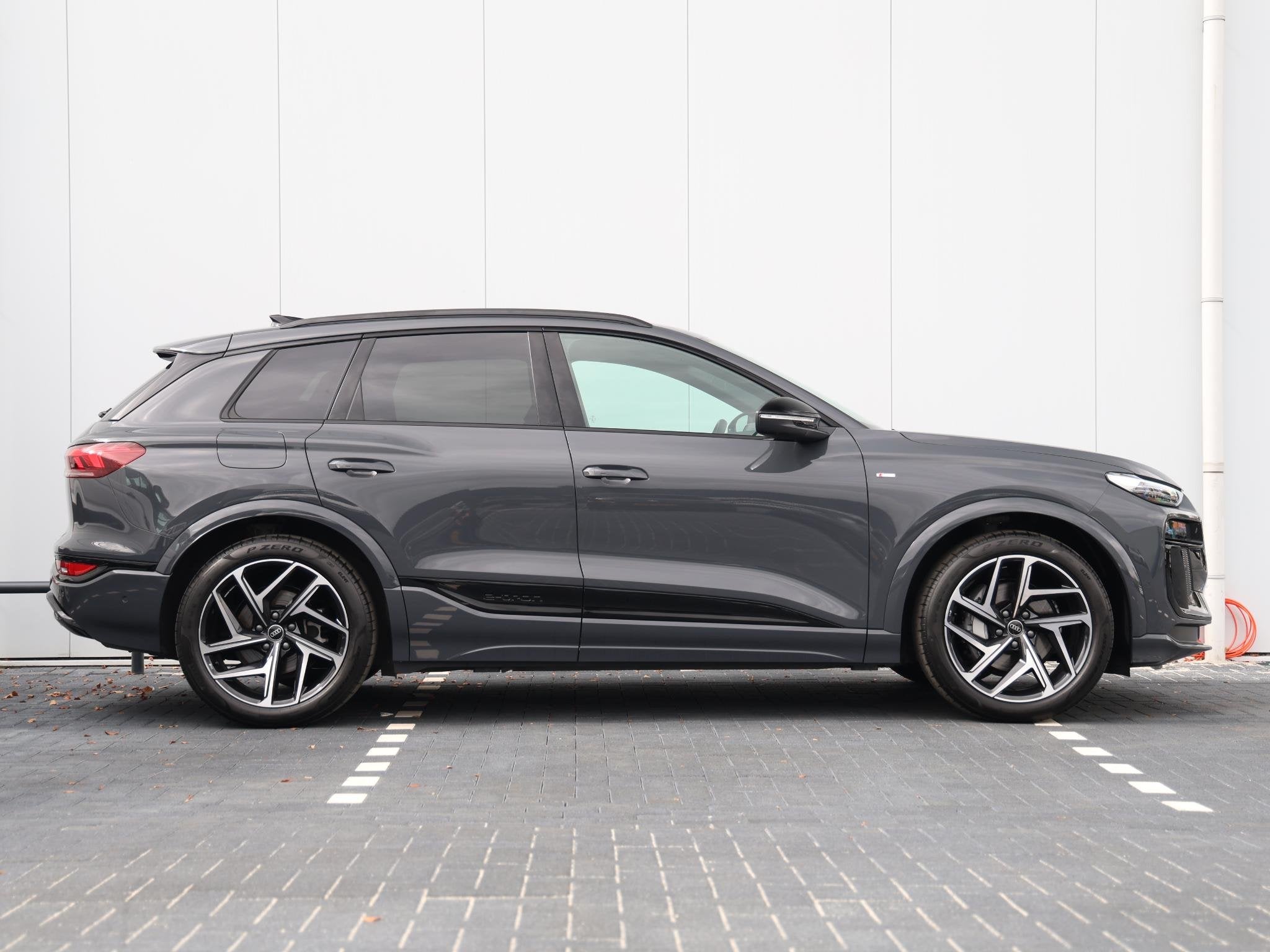 Audi Q6 e-tron S edition 83 kWh | Massage | Luchtvering | Tr, Auto's, Automaat, Achterwielaandrijving, Gebruikt, Zwart