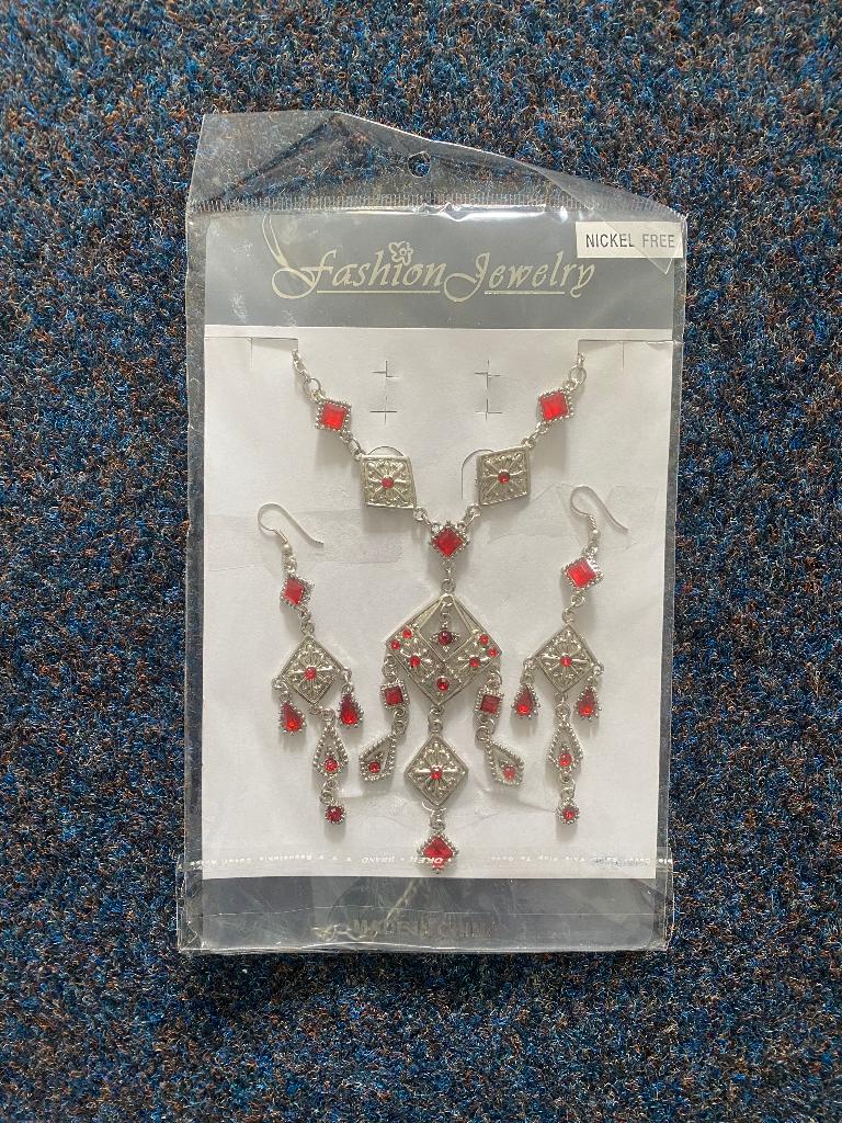 Sieraden set rood NIEUW, Overige materialen, Nieuw, Ophalen of Verzenden, Verstelbaar