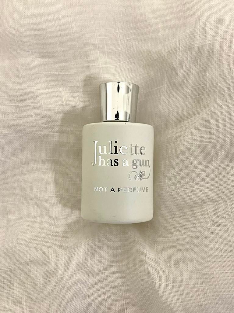 Juliette has a gun - Not a Perfume (10ml), Sieraden, Tassen en Uiterlijk, Uiterlijk | Parfum, Ophalen of Verzenden, Zo goed als nieuw