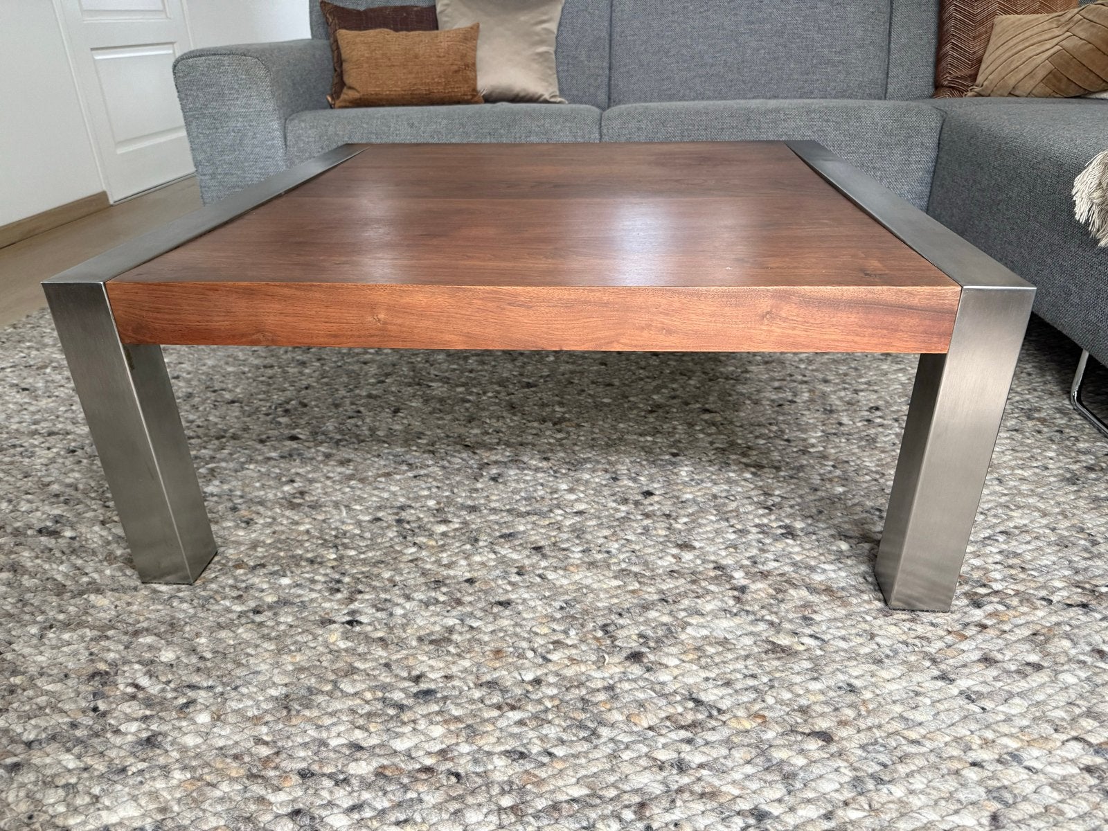 Salontafel van eieknhout in kersenkleur met rvs poten, Ophalen, Gebruikt, Vierkant, 5 – 50