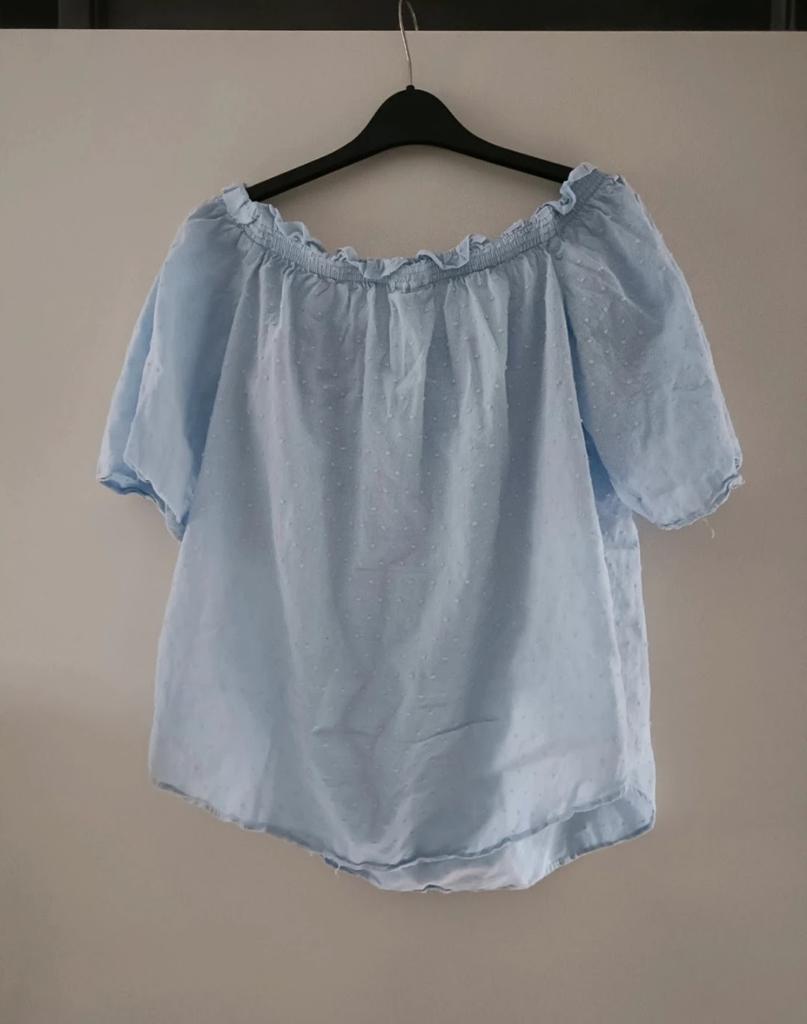 Lichtblauwe H&M off-shoulder top met stippen, maat M, Kleding | Dames, Tops, Maat 38/40 (M), H&M, Korte mouw, Gedragen