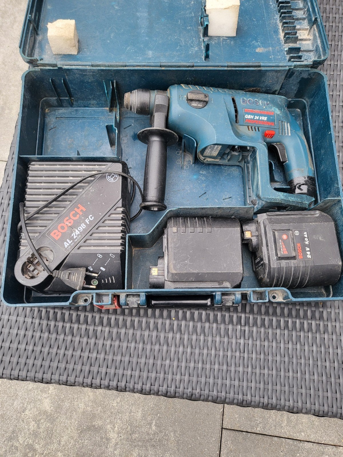 Bosch GBH 24 VRE Boorhamer met 2 accu's en lader, Boor- en/of Breekhamer, Ophalen of Verzenden, Variabele snelheid, Gebruikt