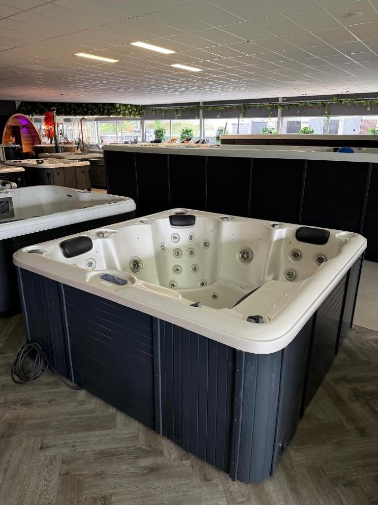 Jacuzzi Spa 200x200 – Balboa – Plug & Play 220V – Garantie, Ophalen, Zo goed als nieuw, Trap, Vast