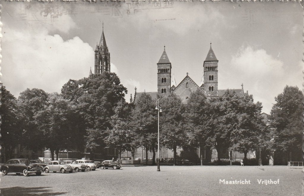 MAASTRICHT Vrijthof met Auto's Pontiac VW Opel DKW enz, Verzenden, 1960 tot 1980, Gelopen, Limburg