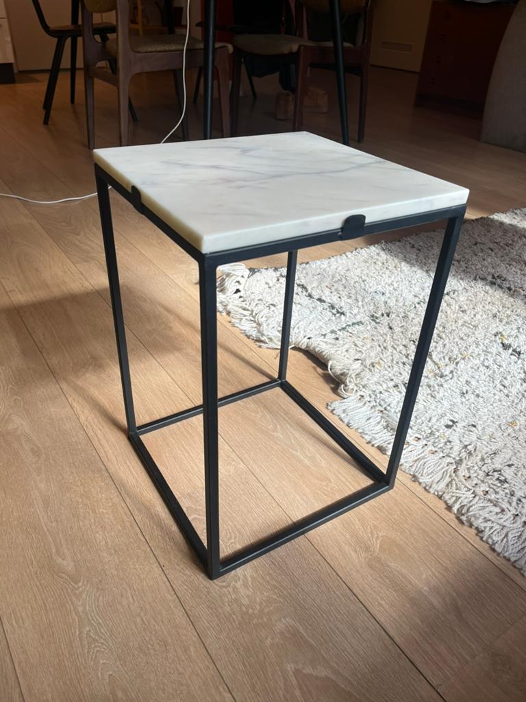Bijzettafel zwart staal marmeren blad, Minder dan 55 cm, Metaal of Aluminium, Vierkant, Zo goed als nieuw