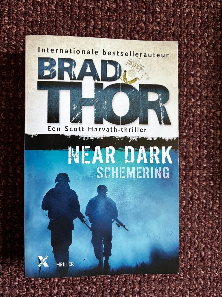 Brand Thor, Near Dark Schemering, Boeken, Ophalen of Verzenden, Gelezen