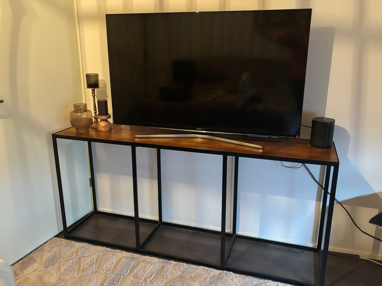 Sidetable van zwart staal en massief houten bovenblad., Huis en Inrichting, Zo goed als nieuw, 150 tot 200 cm, Industrieel, Ophalen