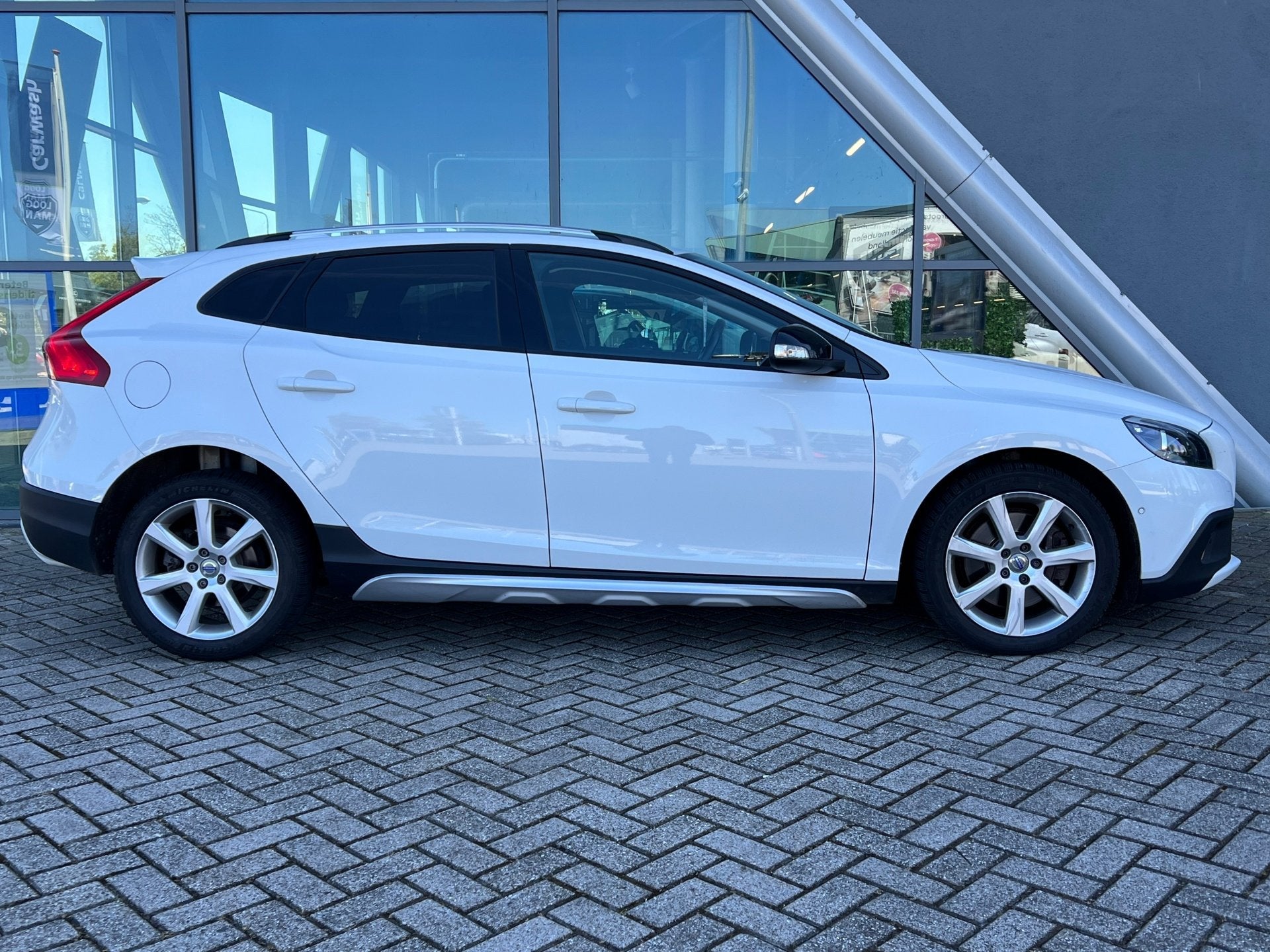 Volvo V40 CROSS COUNTRY 1.5 T3 Kinetic Automaat, Navi, Cruis, Dealer onderhouden, Euro 6, 700 kg, Verwarmde buitenspiegels