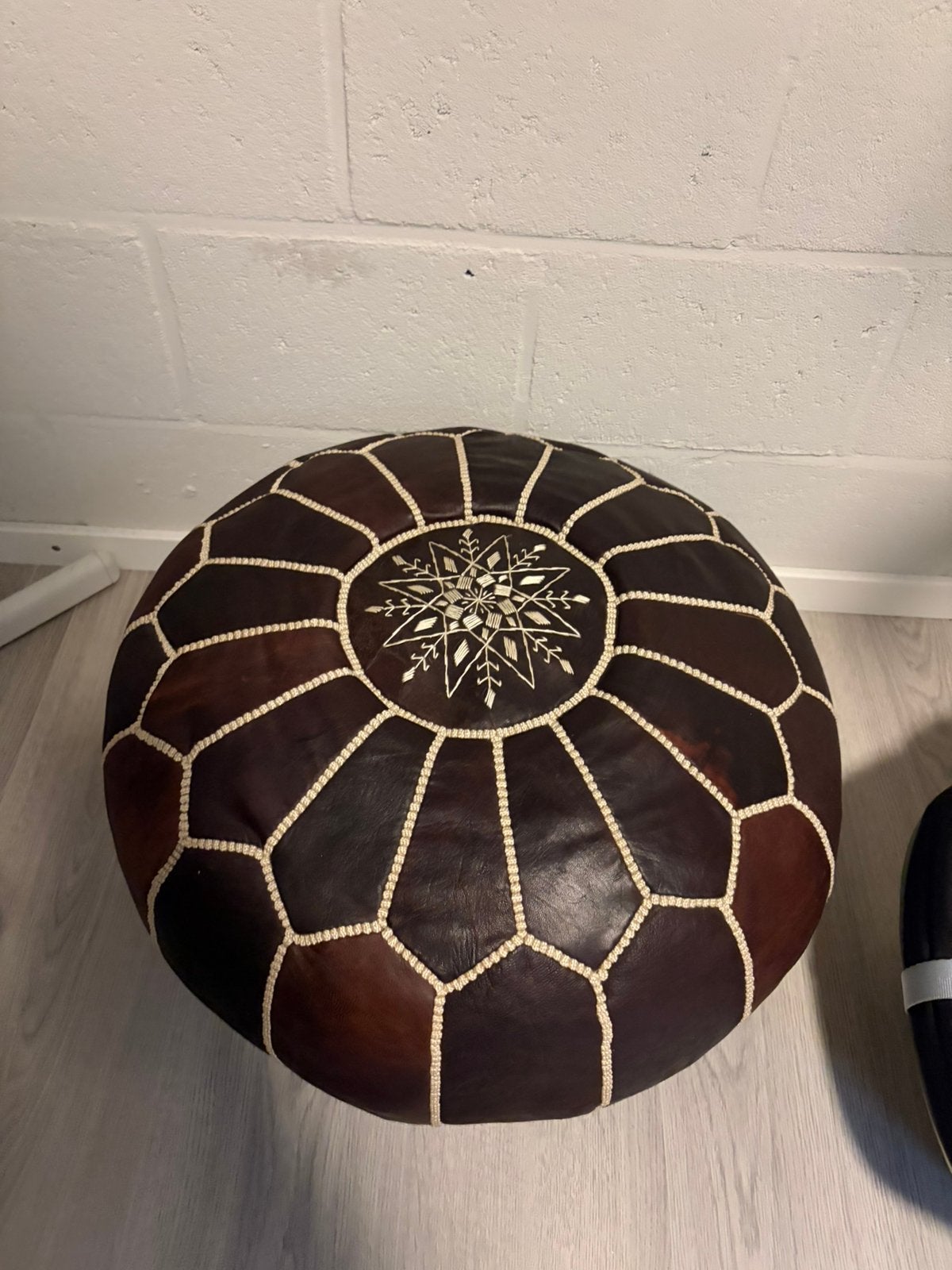 Leren bruine poef, Ophalen, Zo goed als nieuw, Rond, Minder dan 50 cm