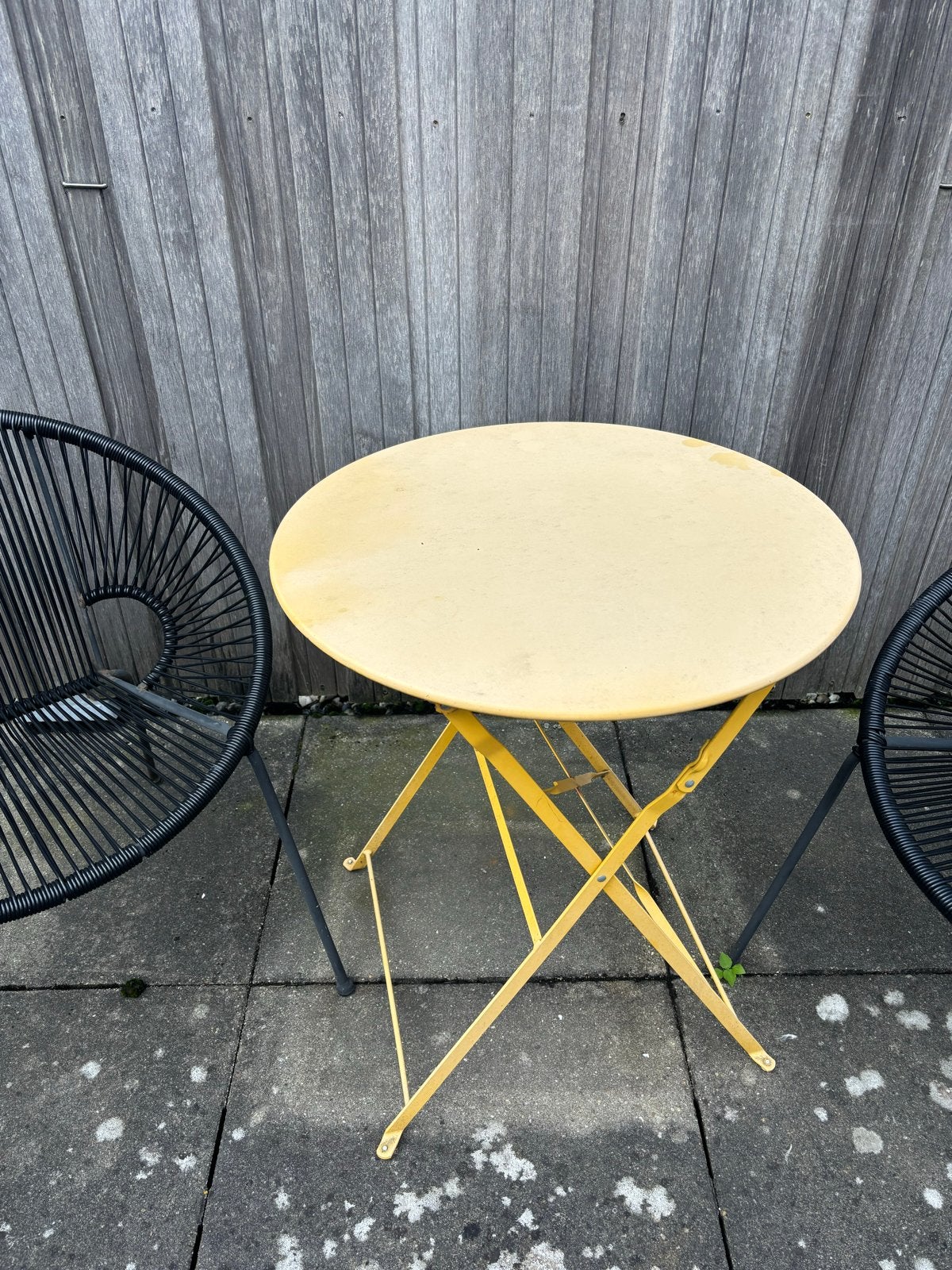 Foto 3 van Gezellige tuinset: 2 zwarte stoelen en gele tafel