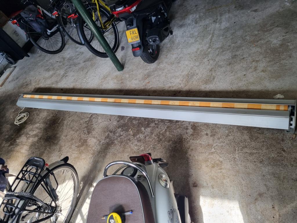 Elektrisch knikarmscherm met Somfy bediening 350 cm breed, Ophalen, Gebruikt, Elektrisch, 150 tot 300 cm
