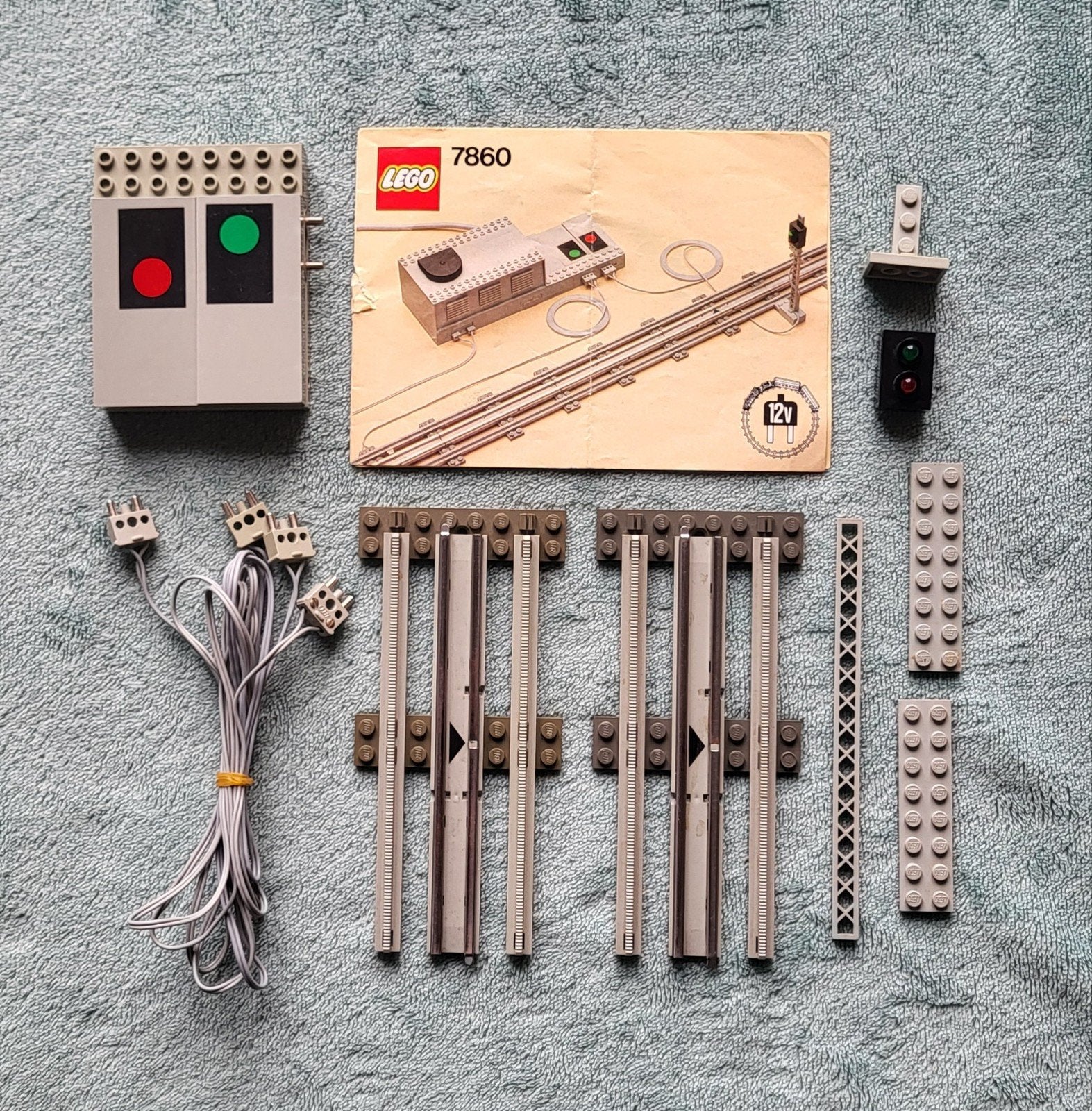 Lego trein 12 Volt grijze rails stoplicht (set 7860)  boekje, Kinderen en Baby's, Speelgoed | Duplo en Lego, Gebruikt, Lego, Compleet