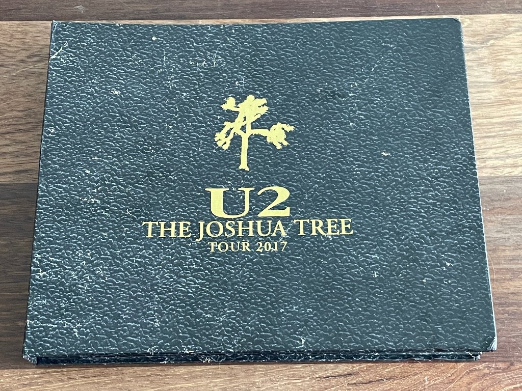 VIP Tourboek U2 The Joshua Tree Tour 2017 ZGAN, Ophalen of Verzenden, Zo goed als nieuw, Boek, Tijdschrift of Artikel