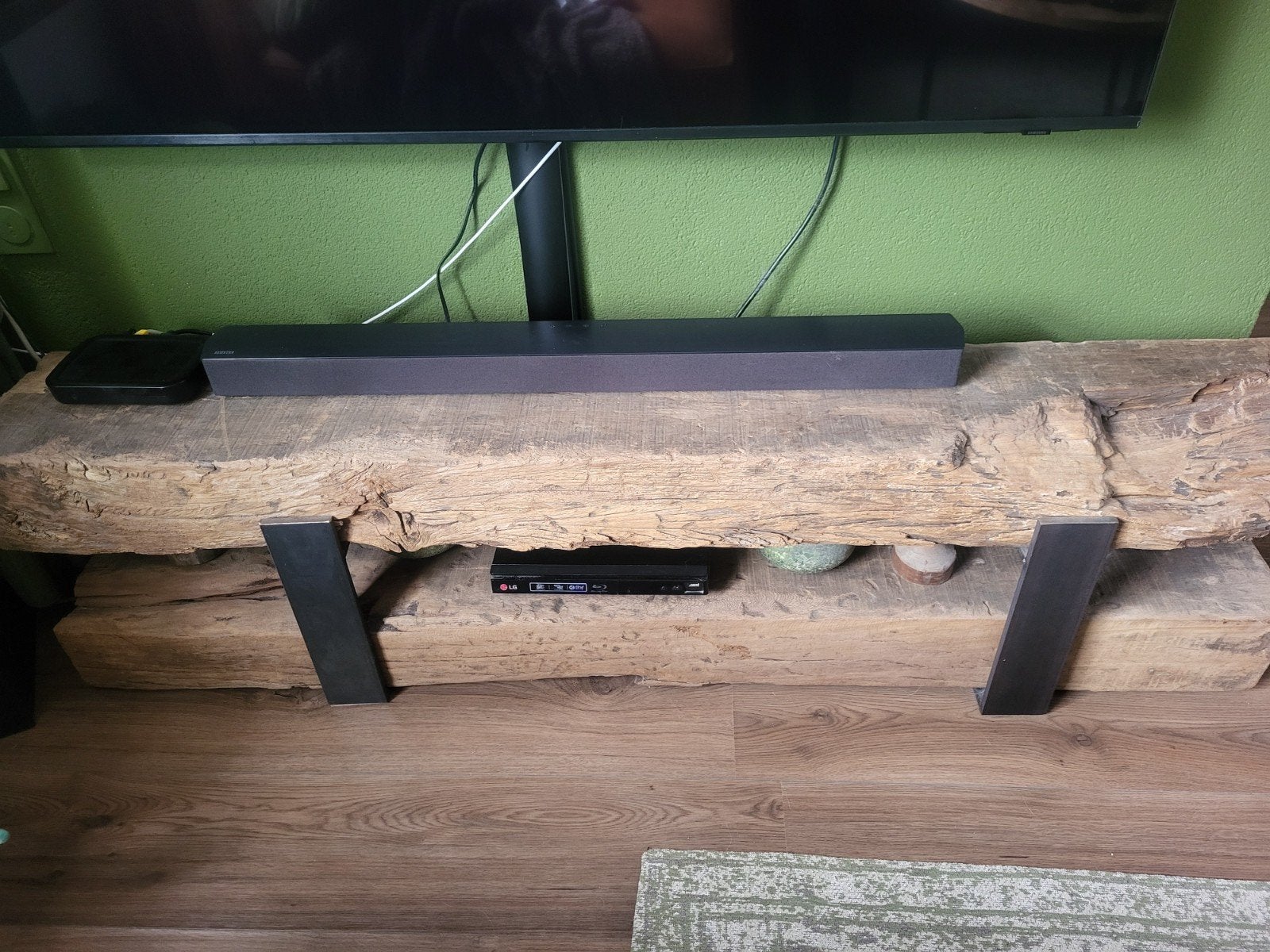 Tv meubel bielzen op stalen poten, Ophalen, 150 tot 200 cm, Zo goed als nieuw, Minder dan 100 cm