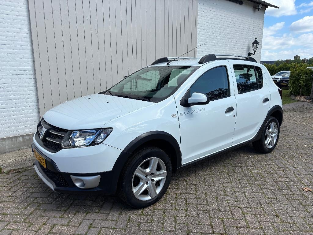 Dacia Sandero 0.9 TCE Stepway Trekhaak, Voll.Hist. 2016 👌, Auto's, Voorwielaandrijving, 898 cc, Wit, Bedrijf