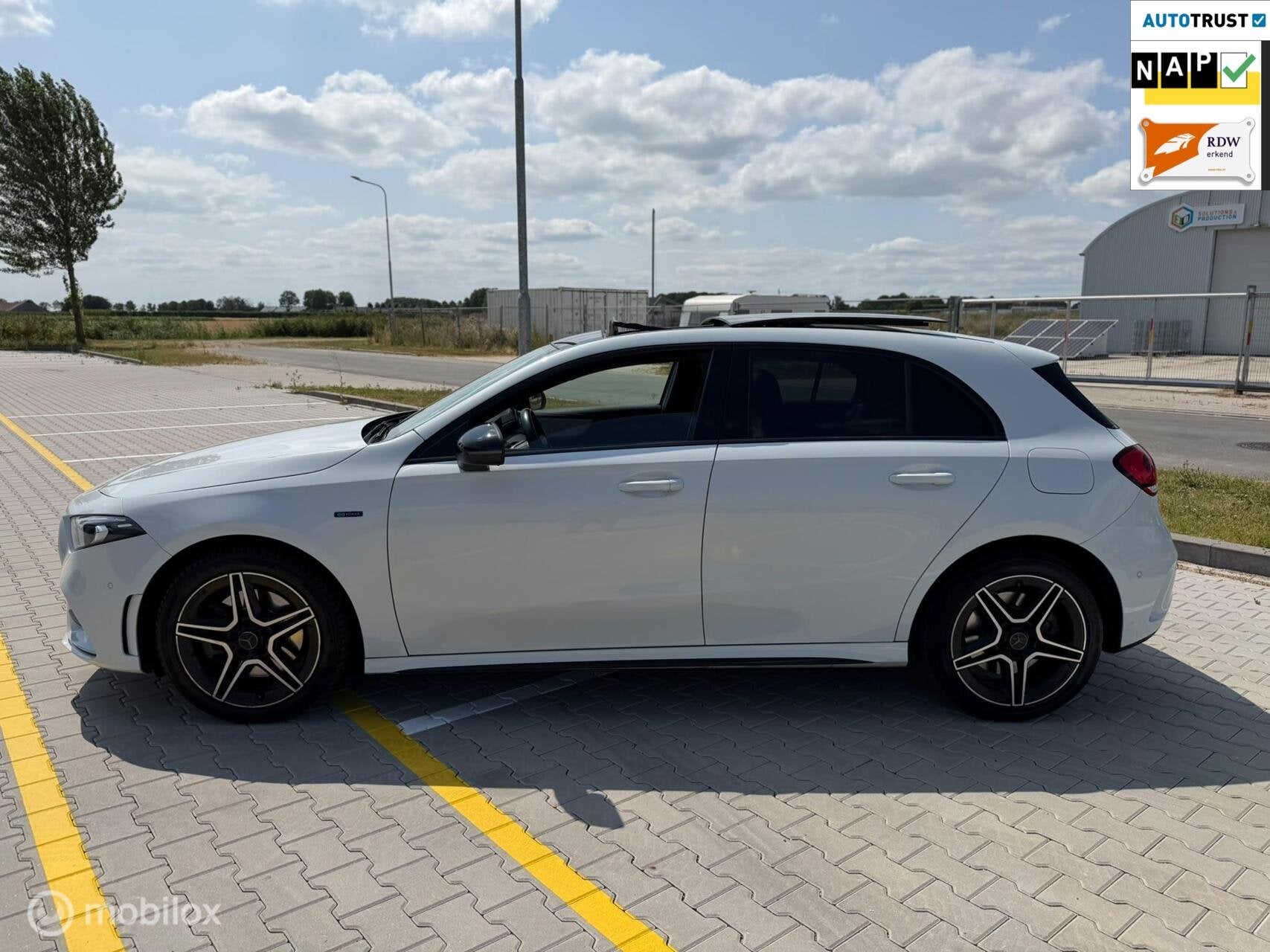 Mercedes A-klasse 250 e AMG Limited|PANO|CARPLAY|AUTOM|, Auto's, Mercedes-Benz, Automatische klimaatregeling, Euro 6, 4 cilinders