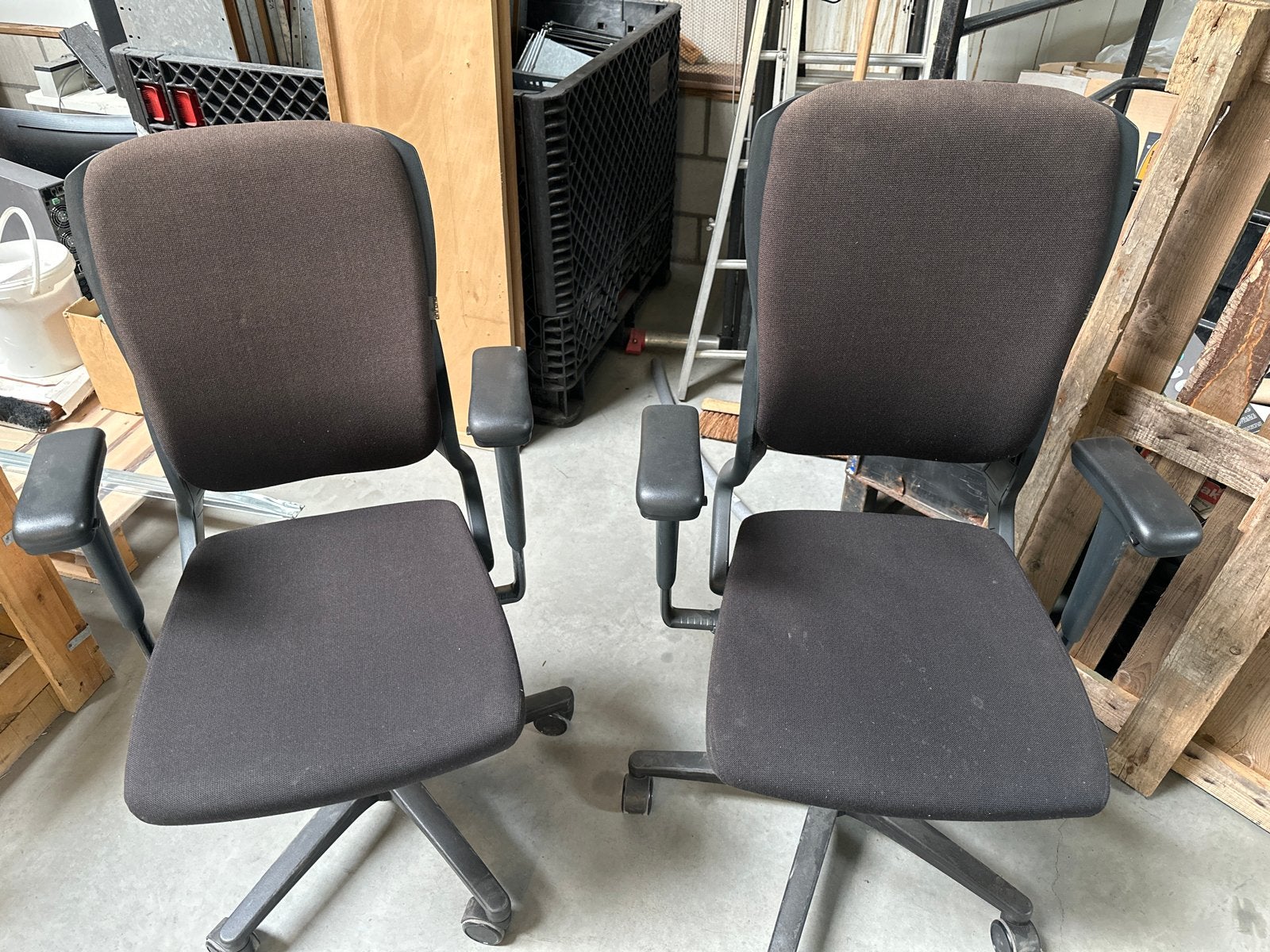 Twee Ahrend bureaustoelen met veel instelmogelijkheden, Huis en Inrichting, Ophalen, Gebruikt, Zwart, Bureaustoel