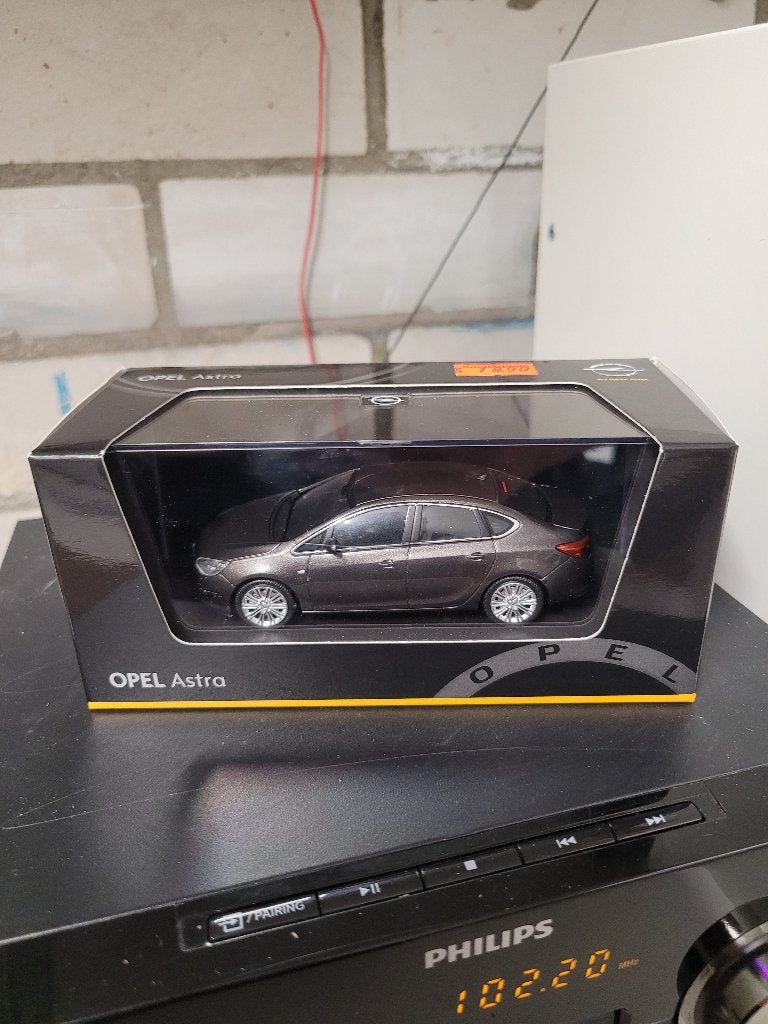 opel astra J 1:43, Ophalen of Verzenden, Zo goed als nieuw, Auto, MiniChamps