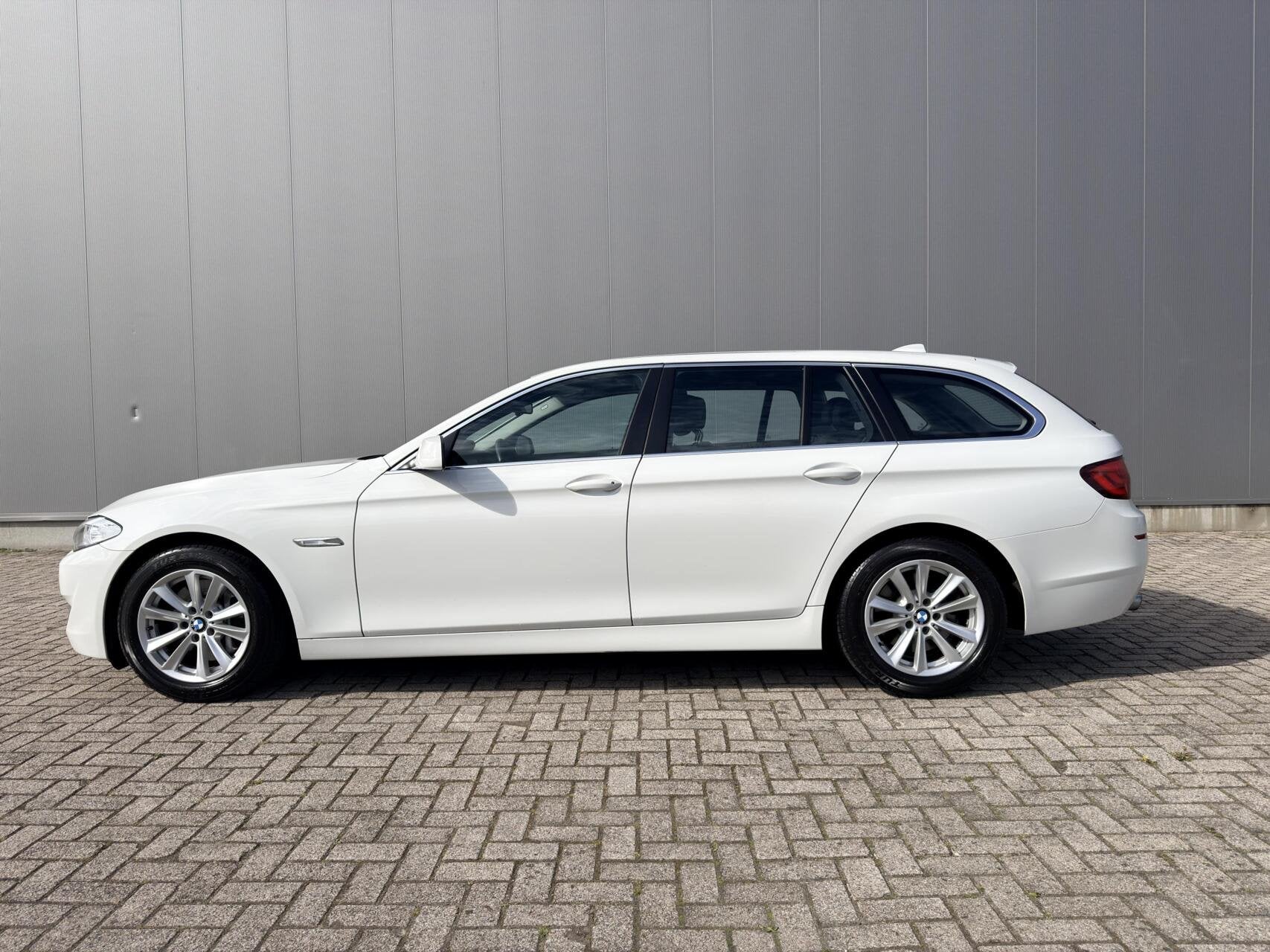 BMW 5-serie Touring 528i High Executive Dealer OH|Navi|NL Au, Automaat, Gebruikt, 4 cilinders, Wit