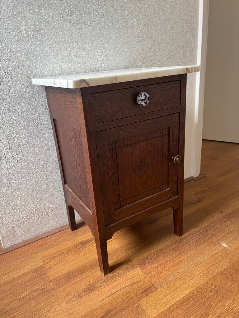 Antiek nachtkastje met marmeren blad, Huis en Inrichting, Slaapkamer | Nachtkastjes, Ophalen, Minder dan 45 cm, 55 tot 70 cm, Zo goed als nieuw