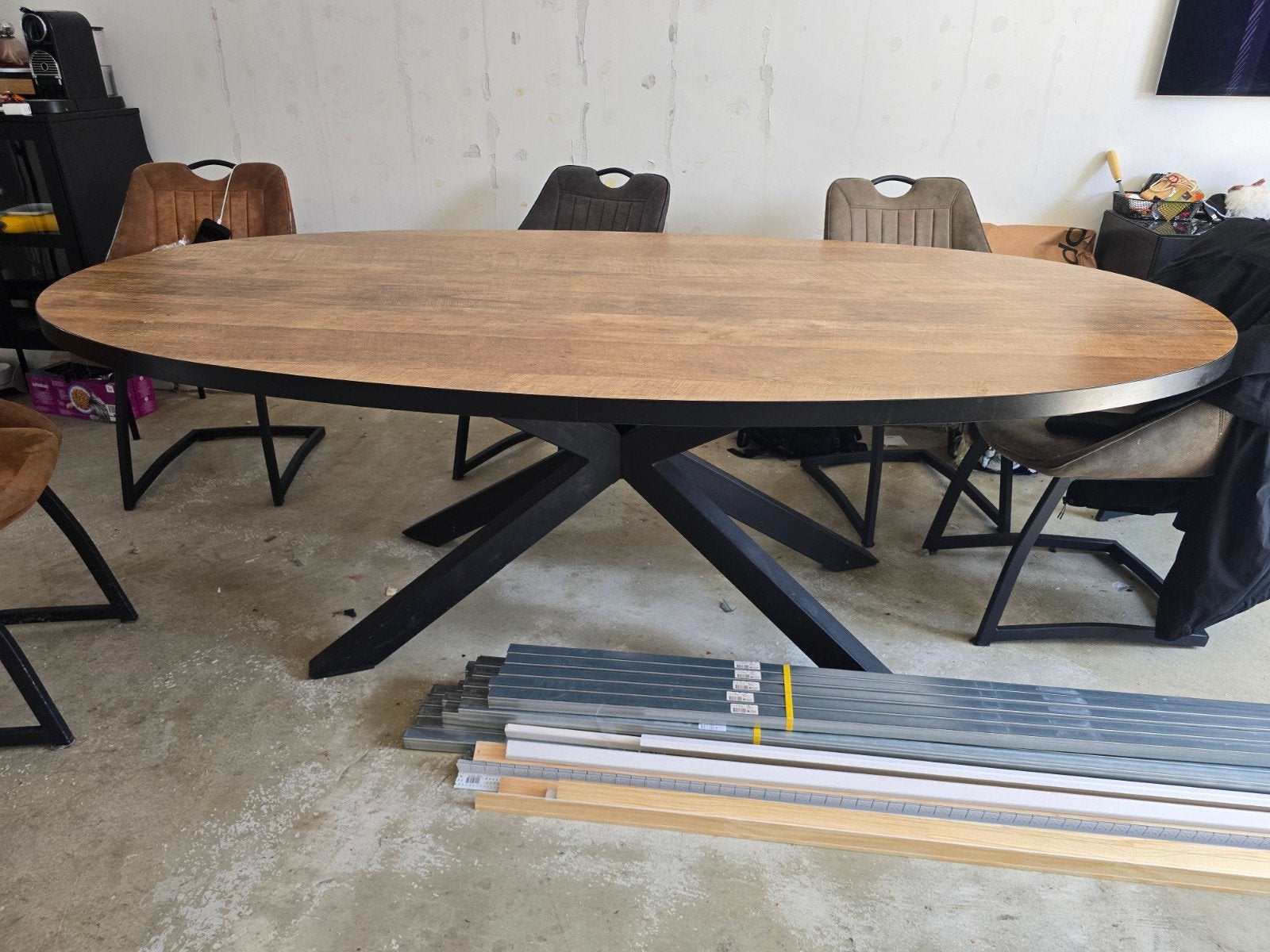 Ovale eettafel met houtlook blad en zwart metalen onderstel, Huis en Inrichting, Tafels | Eettafels, 100 tot 150 cm, Modern, Industrieel