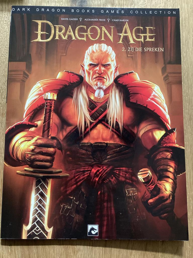 Dragon Age: Zij Die Spreken - Deel 2 (Dark Dragon Books), Ophalen of Verzenden, Zo goed als nieuw