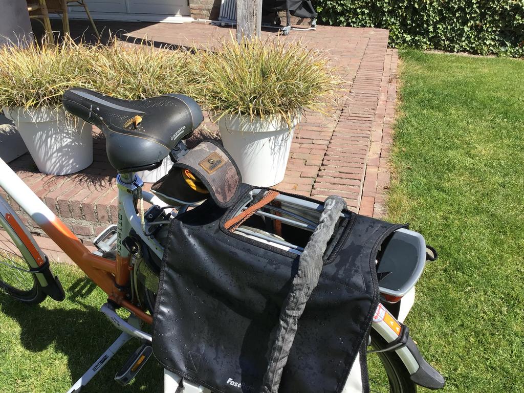 Gazelle fiets met fietstassen en fietscomputer, Ophalen, Velgrem, Versnellingen, Gazelle