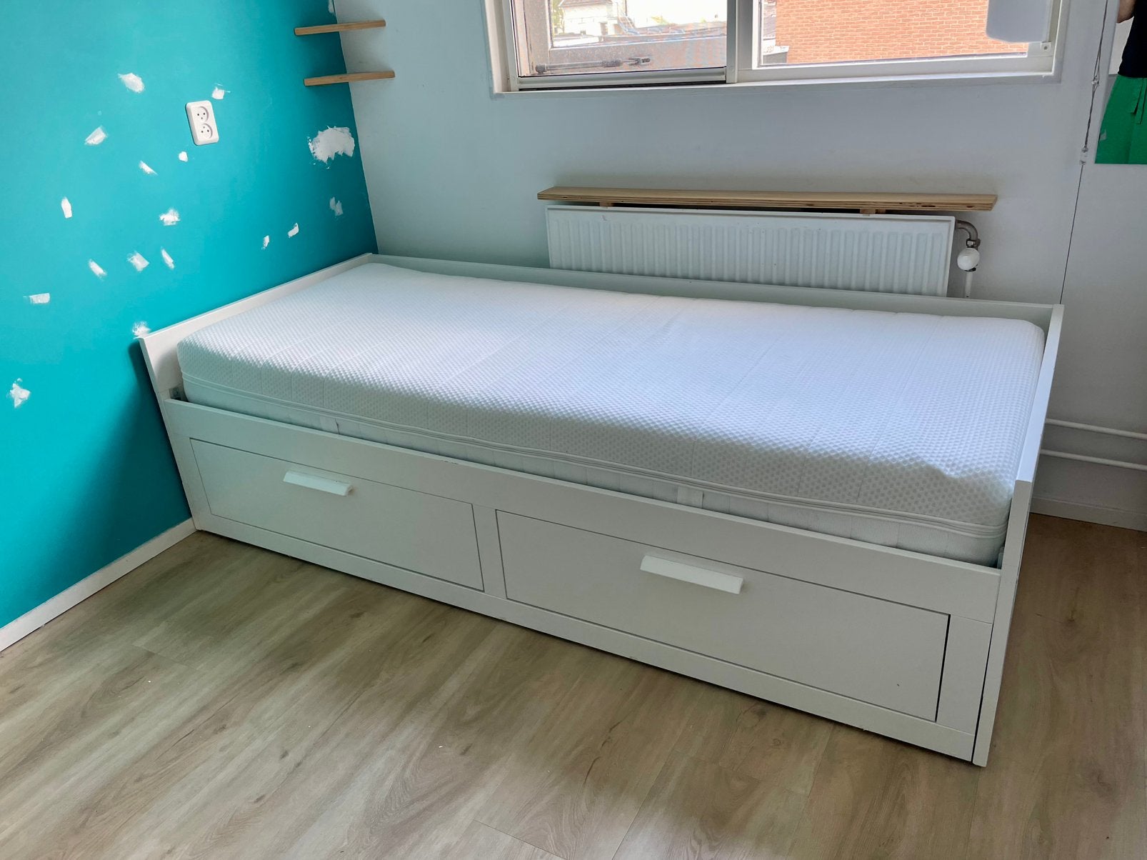 Ikea Brimnes bedbank /uitschuifbed. Met Akrehamn matras, Huis en Inrichting, Slaapkamer | Bedden, Ophalen, Wit, Tweepersoons, Zo goed als nieuw