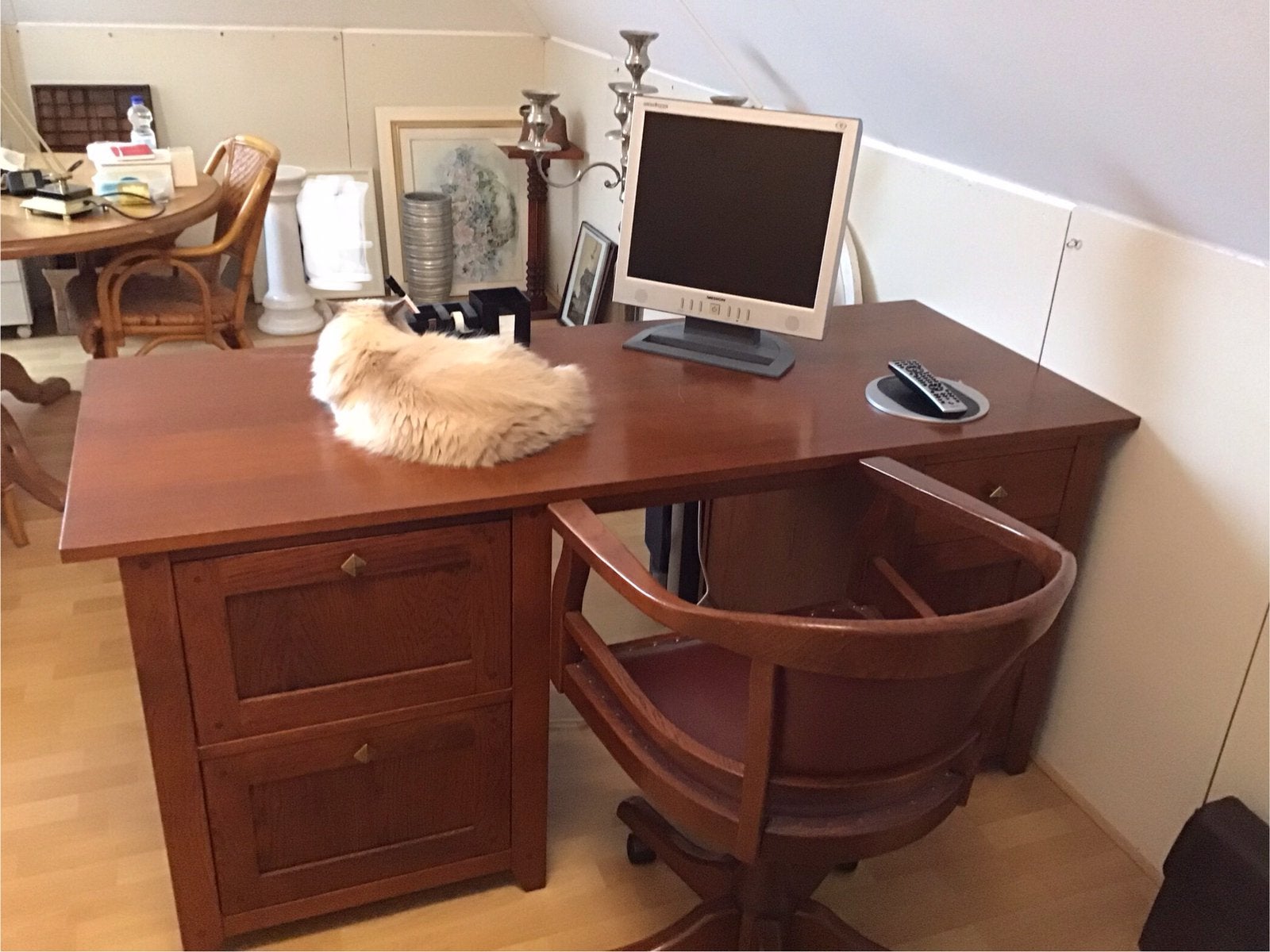 Te koop mooi donker eikenhouten bureau met bijpassende stoel, Huis en Inrichting, Ophalen, 168 cm, Hout, Bruin