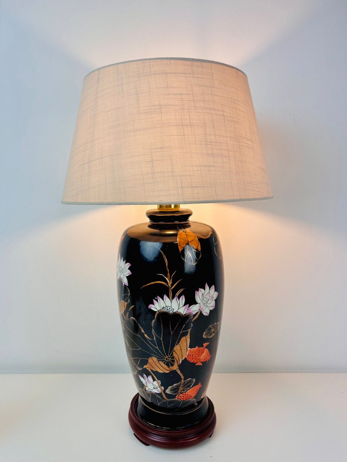 porseleinen tafellamp met koi en lotus, Aziatische / chinees, Ophalen of Verzenden, Zo goed als nieuw, 50 tot 75 cm
