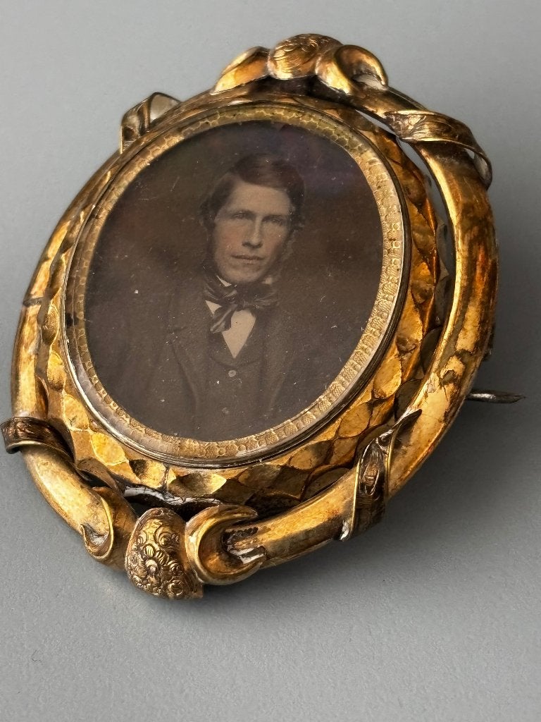 19e eeuws Victoriaans Rouw portret - medailion Ambrotype, Ophalen of Verzenden, Overige materialen, Broche, Verguld
