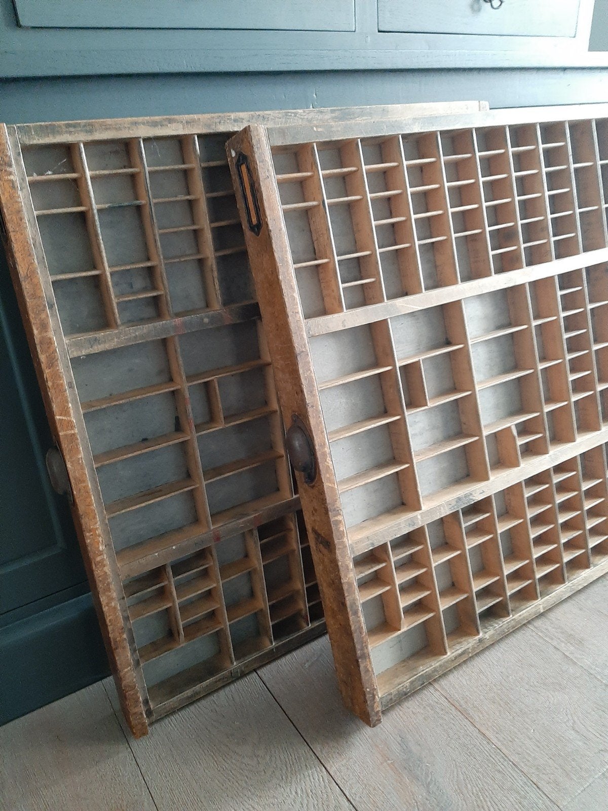 2 grote oude letterbakken, Ophalen
