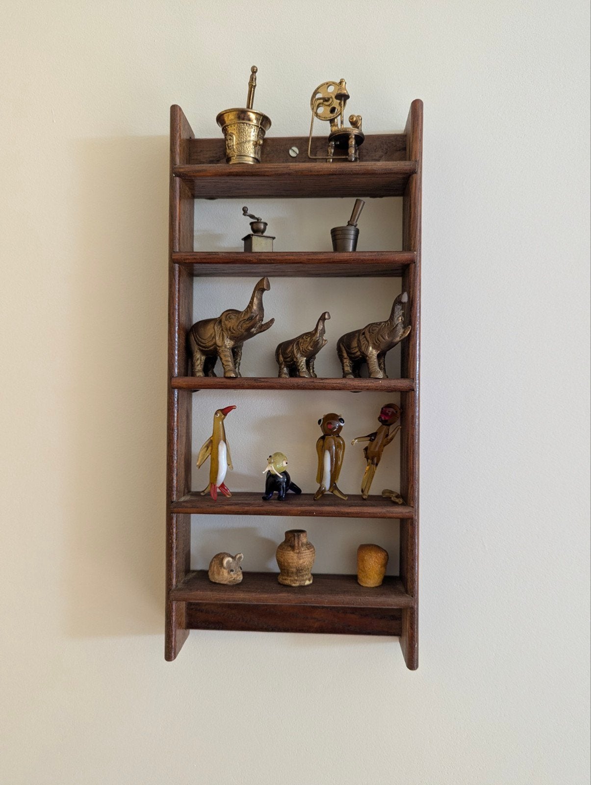 Antieke houten wandplank met diverse decoraties, Ophalen