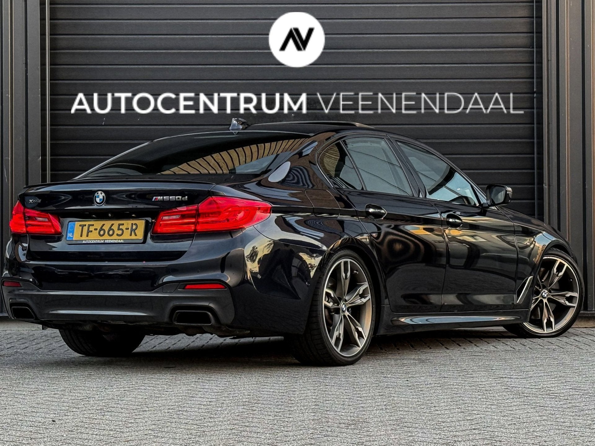 BMW 5-serie M550d xDrive M-Sport 400 PK B&W/PANO/HUD/TREKHAA, Auto's, Automaat, Gebruikt, 2993 cc, 2000 kg