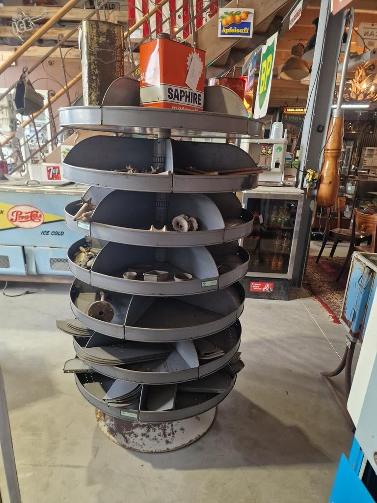 Etagere carrousel uit gereedschap winkel metaal, Ophalen